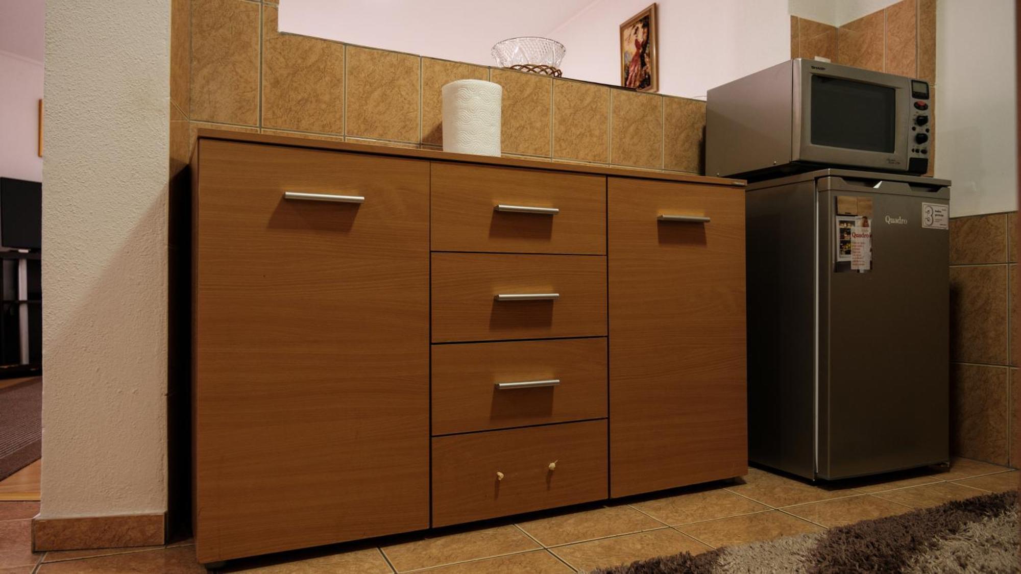 דובוי Guesthouse "Ines" מראה חיצוני תמונה
