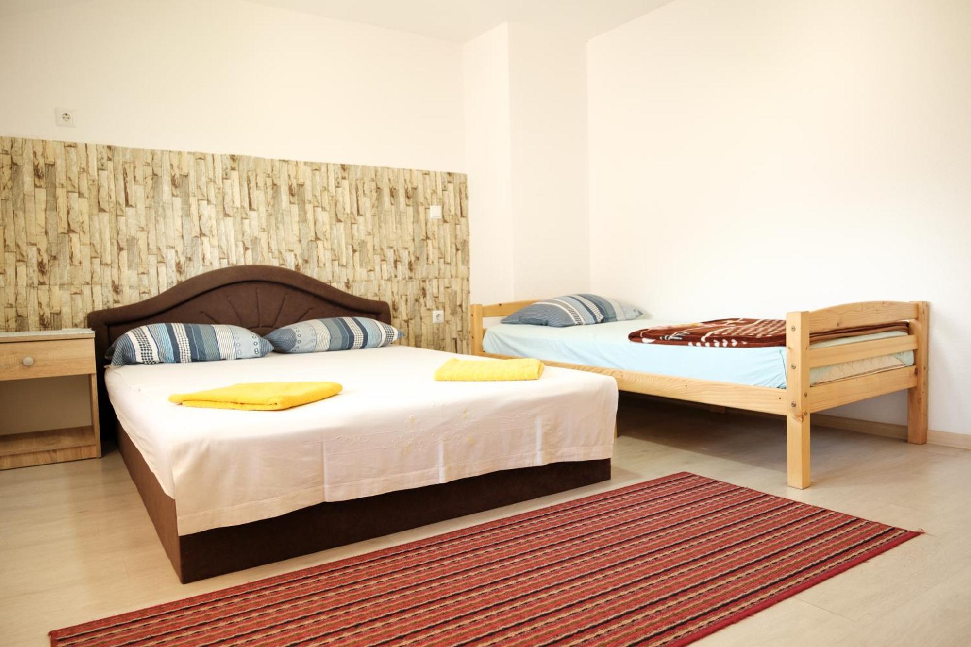 דובוי Guesthouse "Ines" מראה חיצוני תמונה